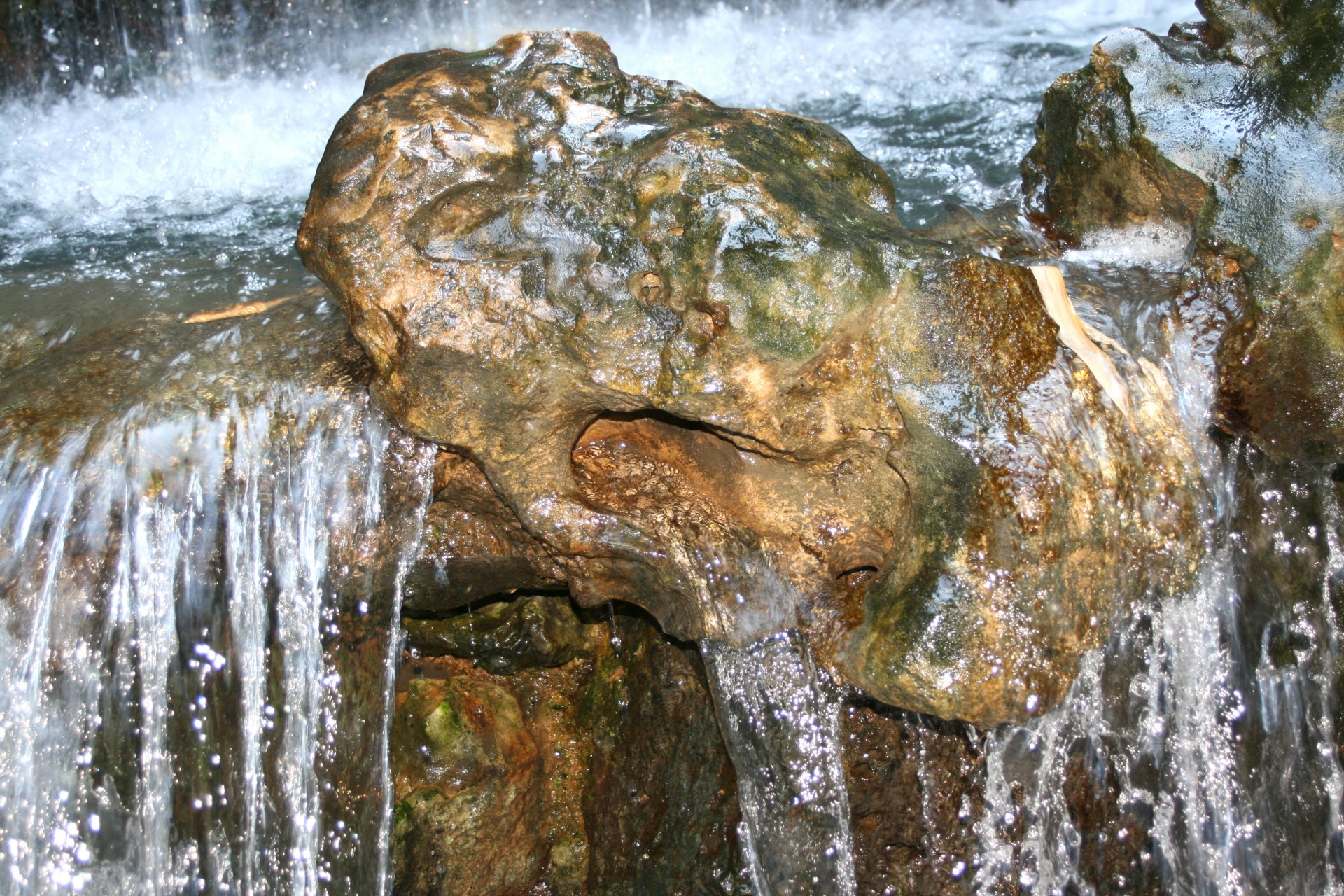 Там вода течет. Вода стекает по камням. Текучие воды. Текущая вода. Вода стекает.