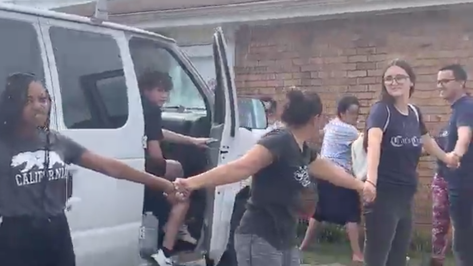Neighbors stop ICE from arresting a member of their community